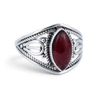 [KI] Granatring aus Silber auf weißem Hintergrund