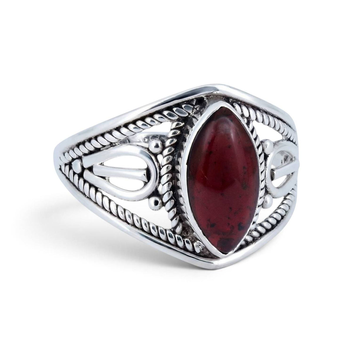 Granatring aus Silber auf weißem Hintergrund