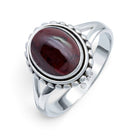 [KI] Granatring aus Silber auf weißem Hintergrund