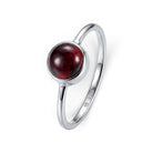 [KI] Granatring aus Silber auf weißem Hintergrund