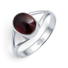 [KI] Granatring aus Silber auf weißem Hintergrund