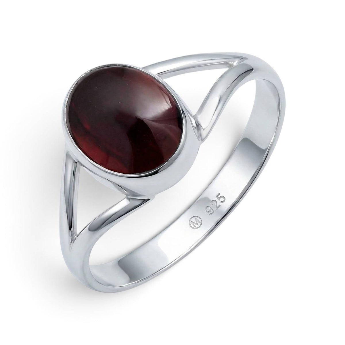 Granatring aus Silber auf weißem Hintergrund