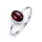 [KI] Granatring aus Silber auf weißem Hintergrund