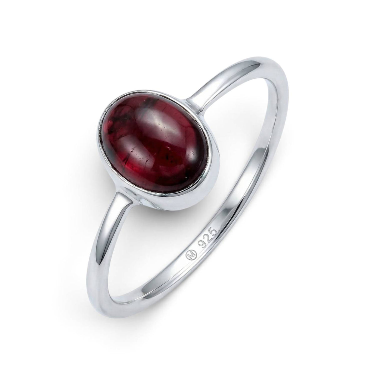 Granatring aus Silber auf weißem Hintergrund