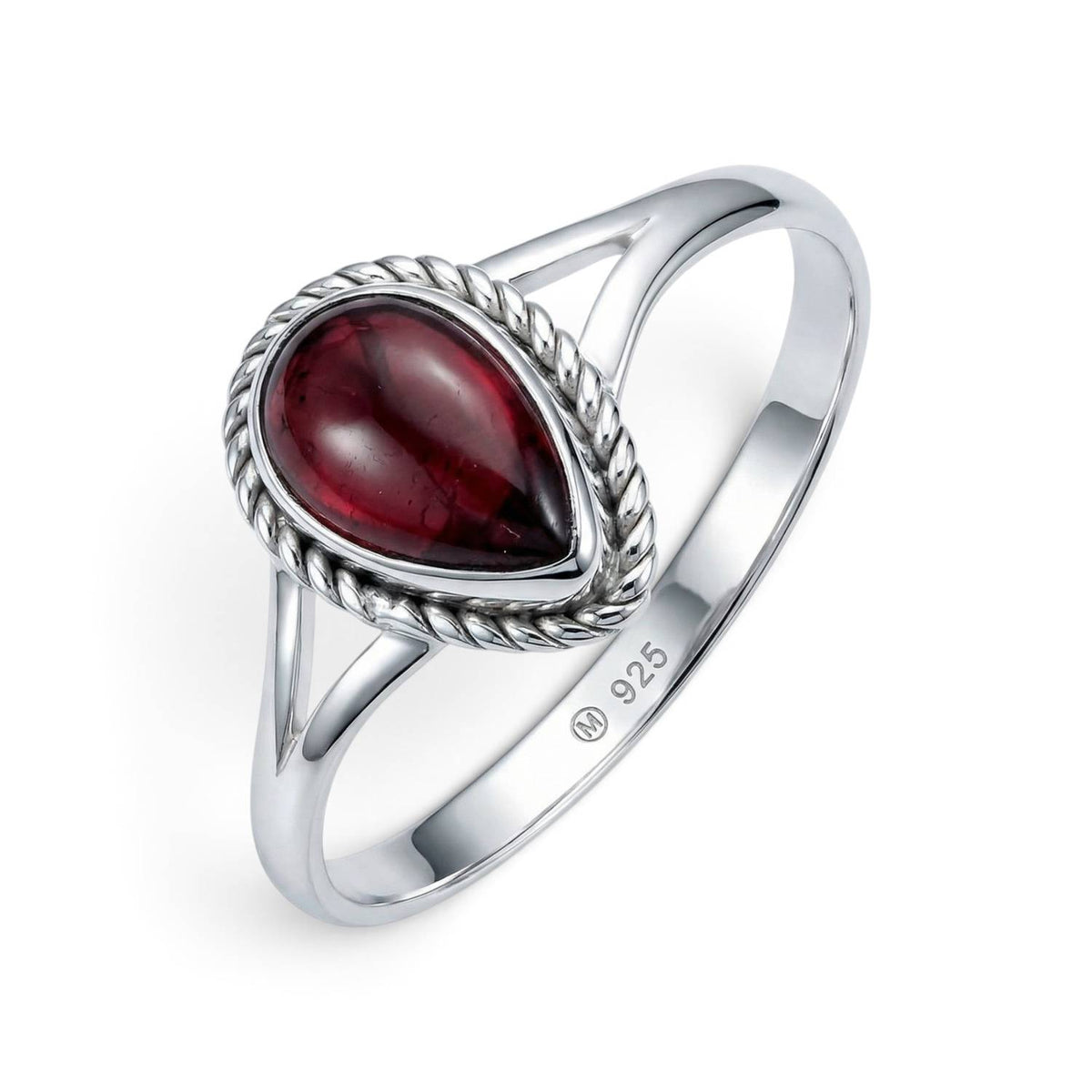 Granatring aus Silber auf weißem Hintergrund