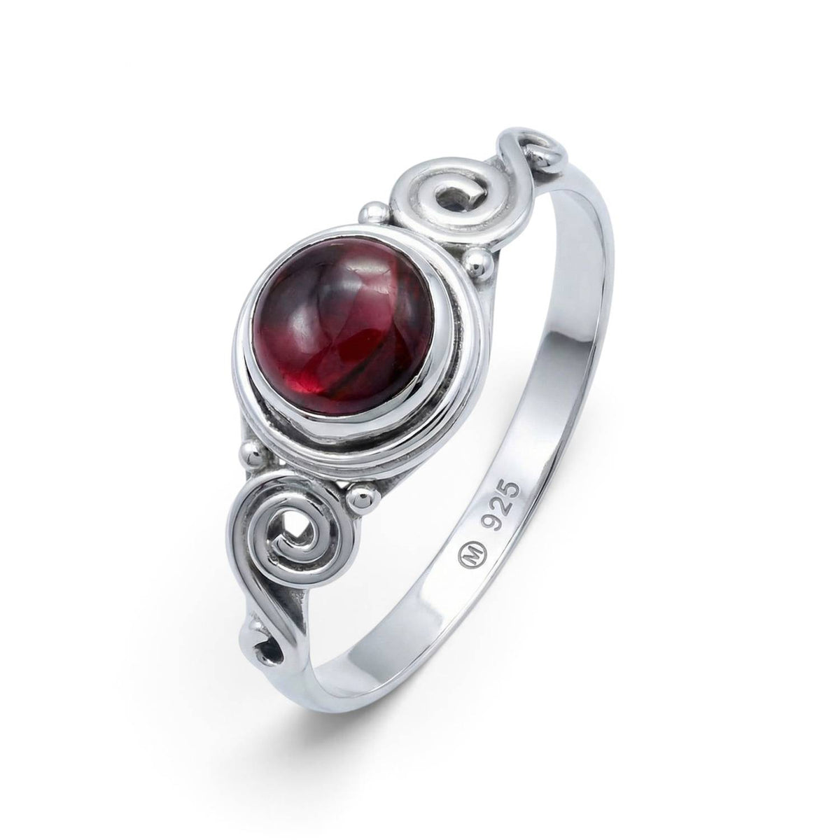 Granatring aus Silber auf weißem Hintergrund