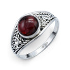 [KI] Granatring aus Silber auf weißem Hintergrund