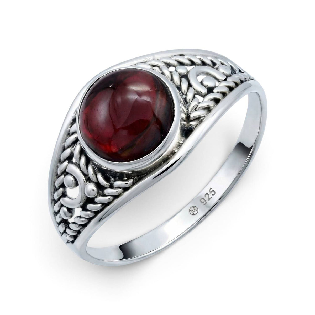 Granatring aus Silber auf weißem Hintergrund
