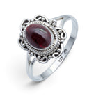 [KI] Granatring aus Silber auf weißem Hintergrund