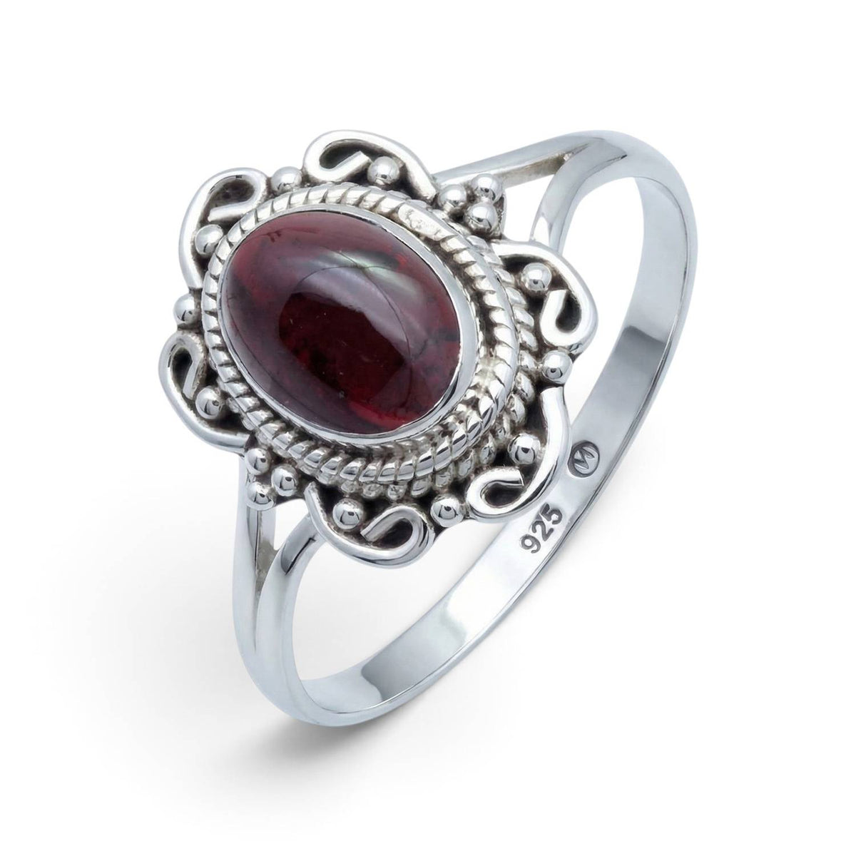 Granatring aus Silber auf weißem Hintergrund