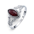 [KI] Granatring aus Silber auf weißem Hintergrund