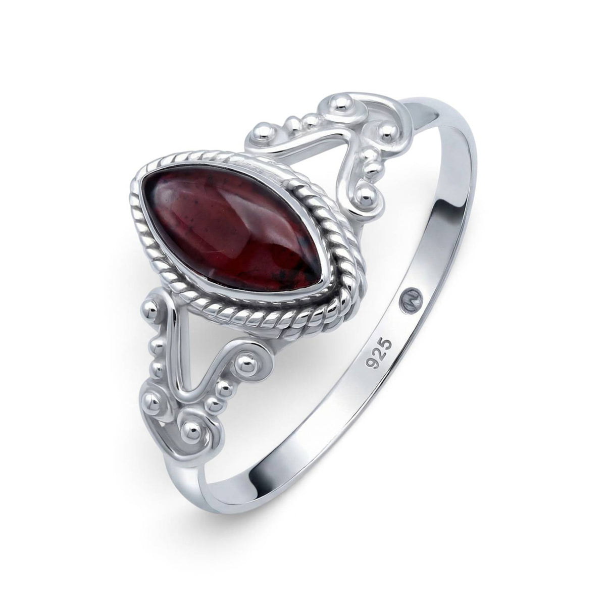 Granatring aus Silber auf weißem Hintergrund