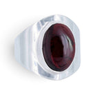 [KI] Granatring aus Silber auf weißem Hintergrund