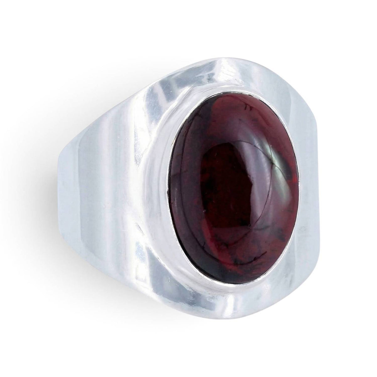 Granatring aus Silber auf weißem Hintergrund