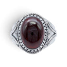 [KI] Granatring aus Silber auf weißem Hintergrund