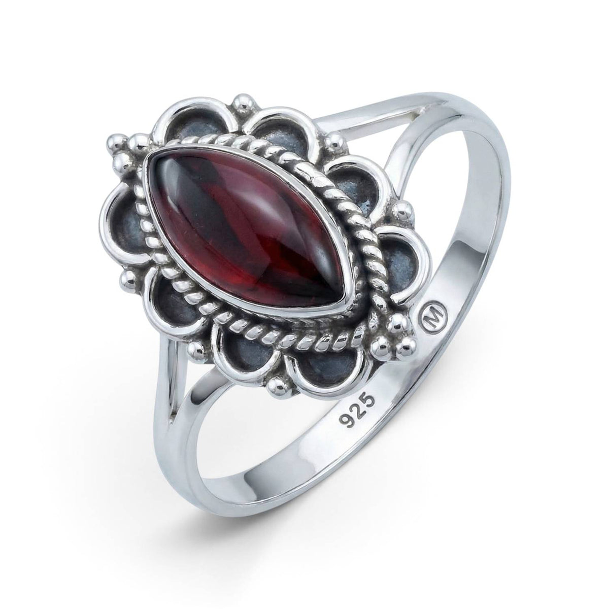 Granatring aus Silber auf weißem Hintergrund