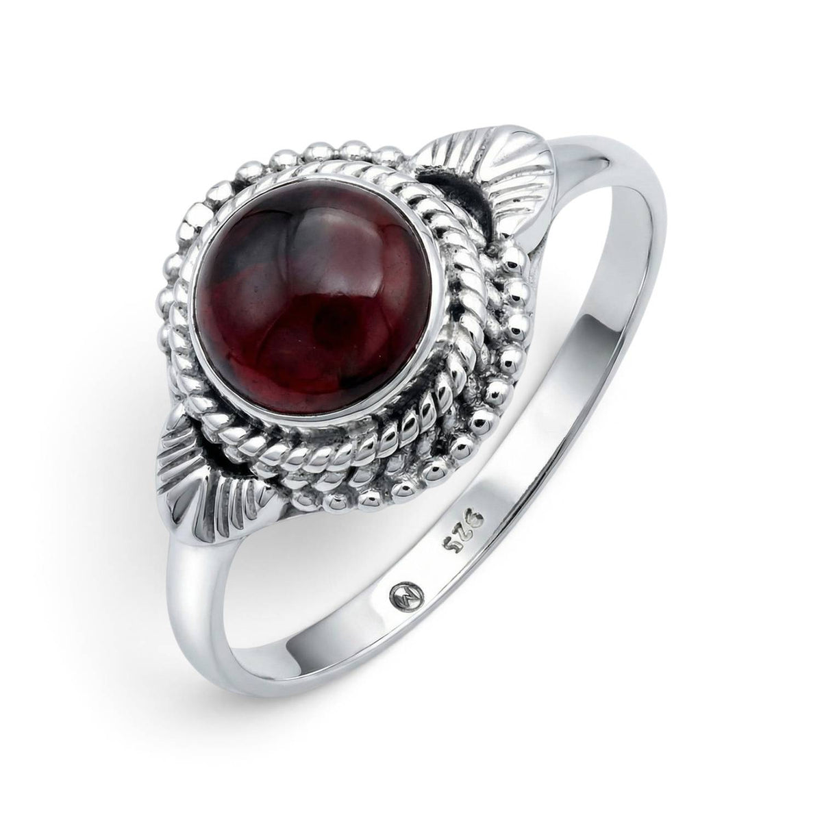 Granatring aus Silber auf weißem Hintergrund