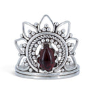 [KI] Granatring aus Silber auf weißem Hintergrund