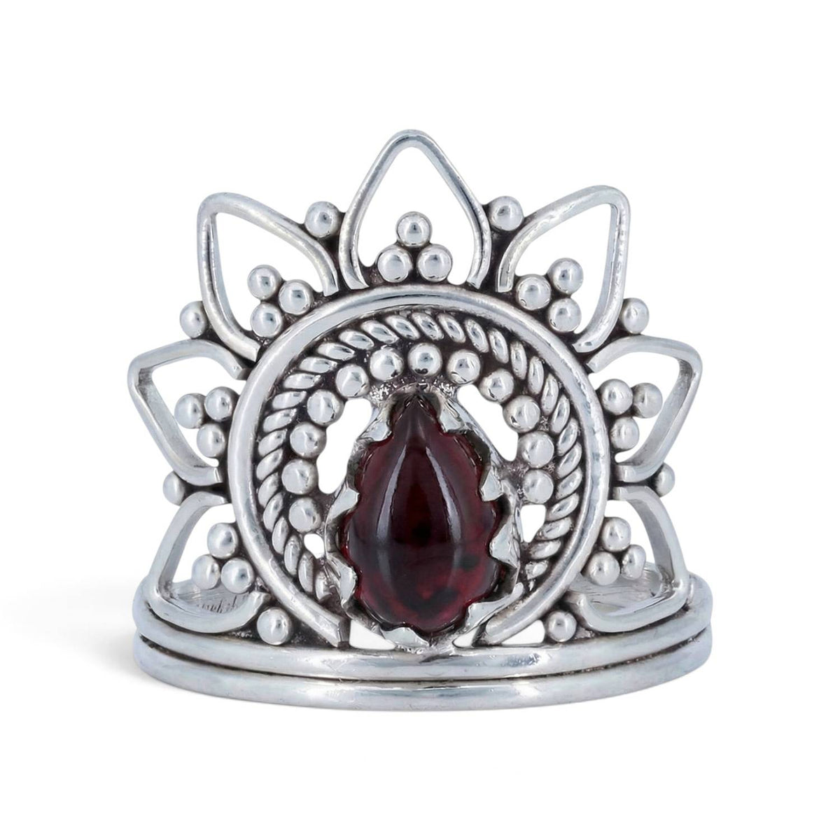 Granatring aus Silber auf weißem Hintergrund
