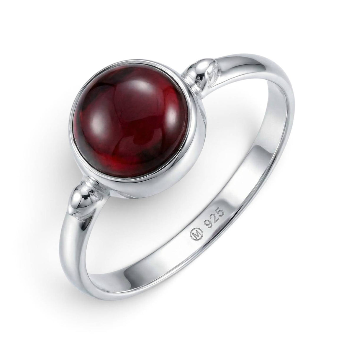 Granatring aus Silber auf weißem Hintergrund