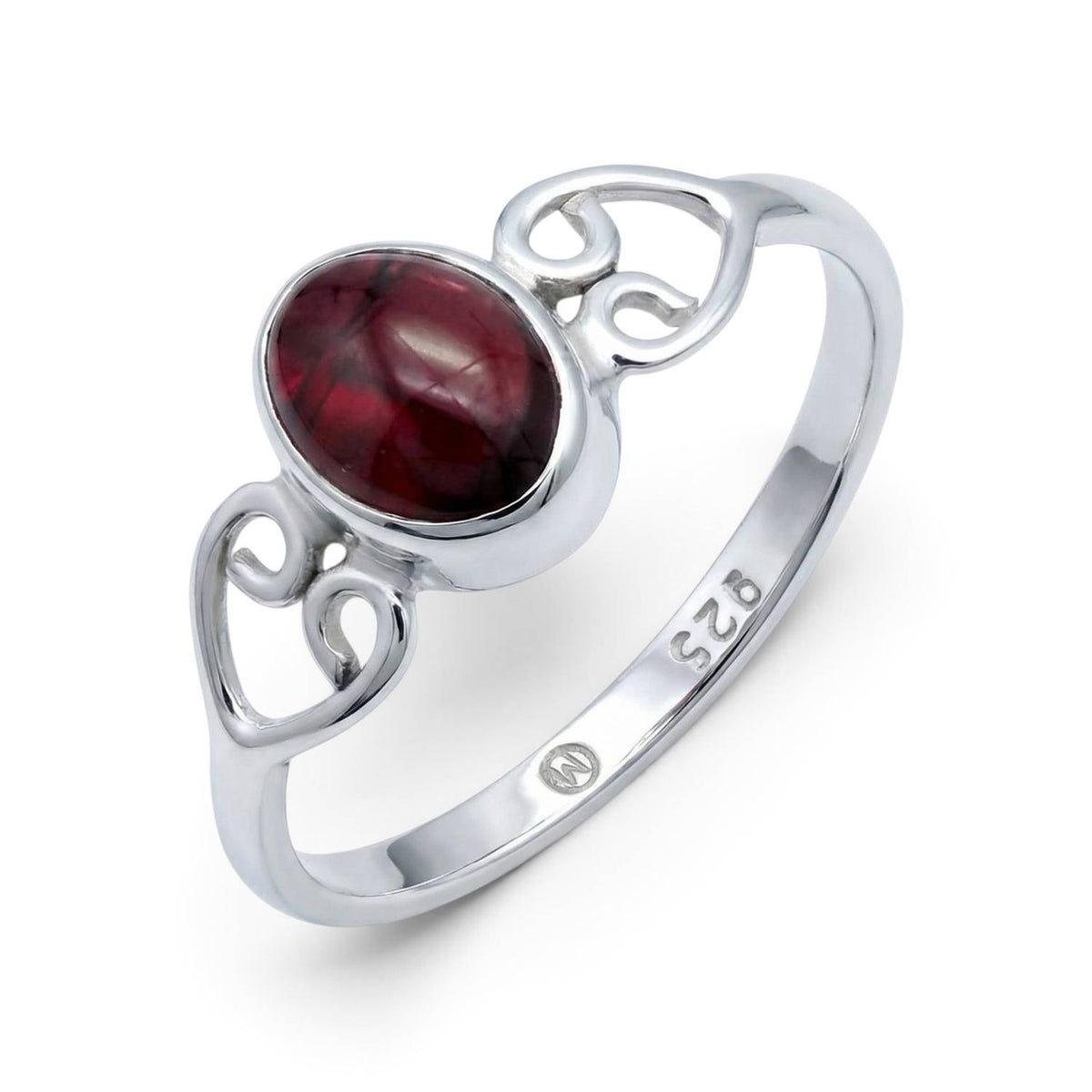 Granatring aus Silber auf weißem Hintergrund