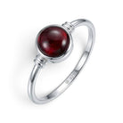 [KI] Granatring aus Silber auf weißem Hintergrund