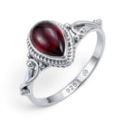 [KI] Granatring aus Silber auf weißem Hintergrund