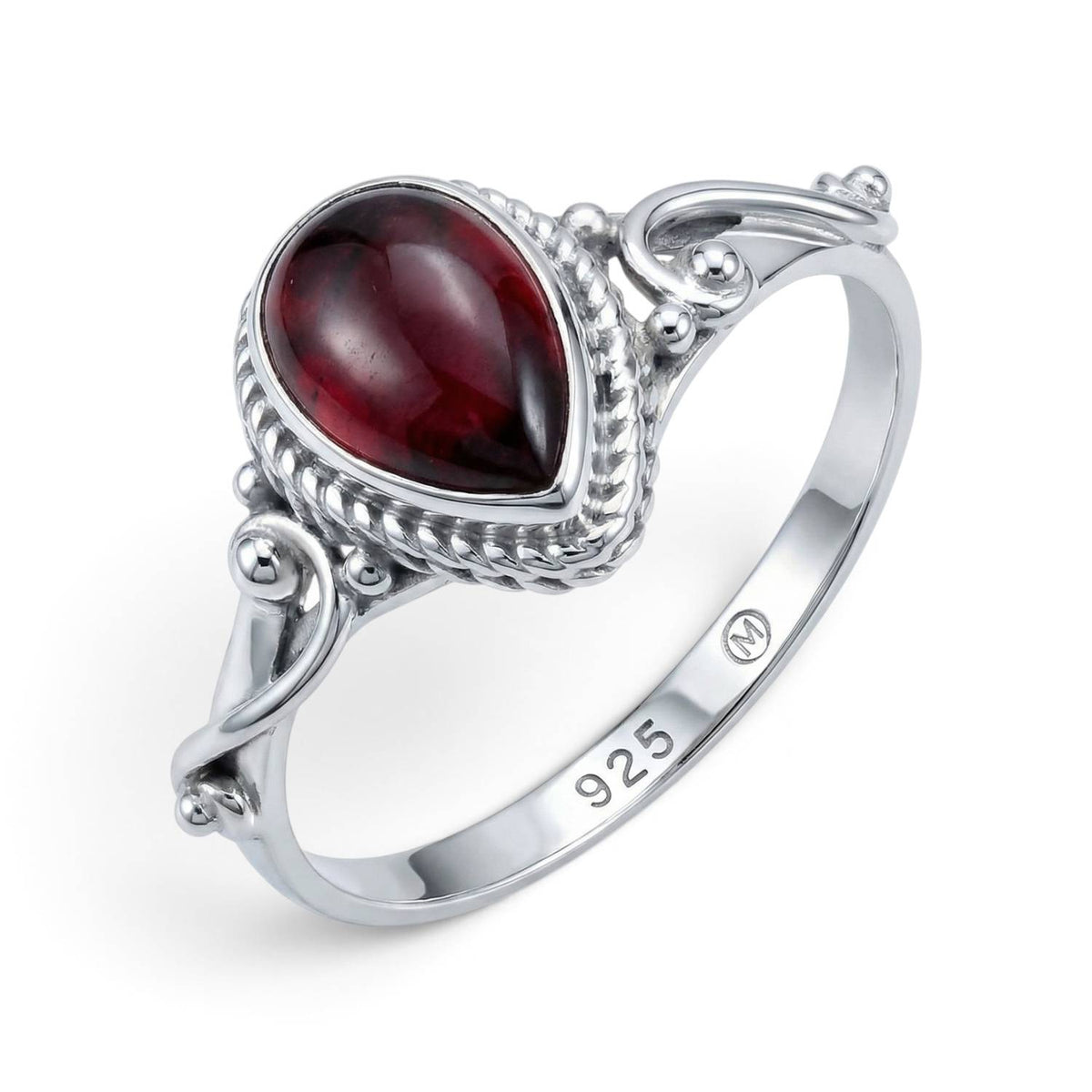 Granatring aus Silber auf weißem Hintergrund