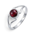 [KI] Granatring aus Silber auf weißem Hintergrund