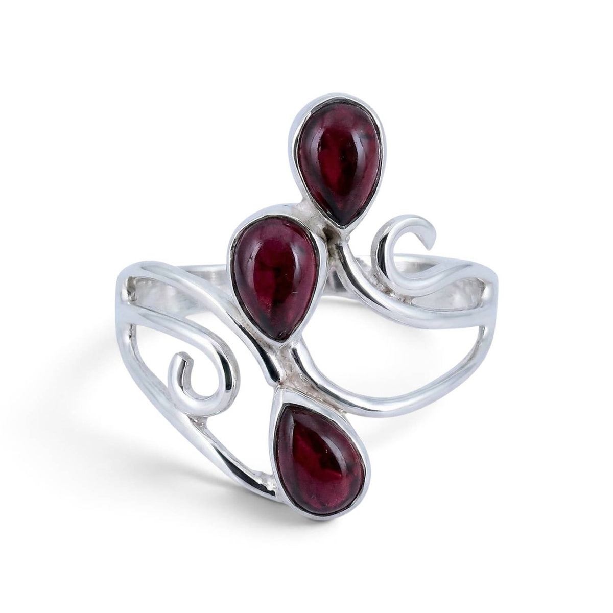 Granatring aus Silber auf weißem Hintergrund