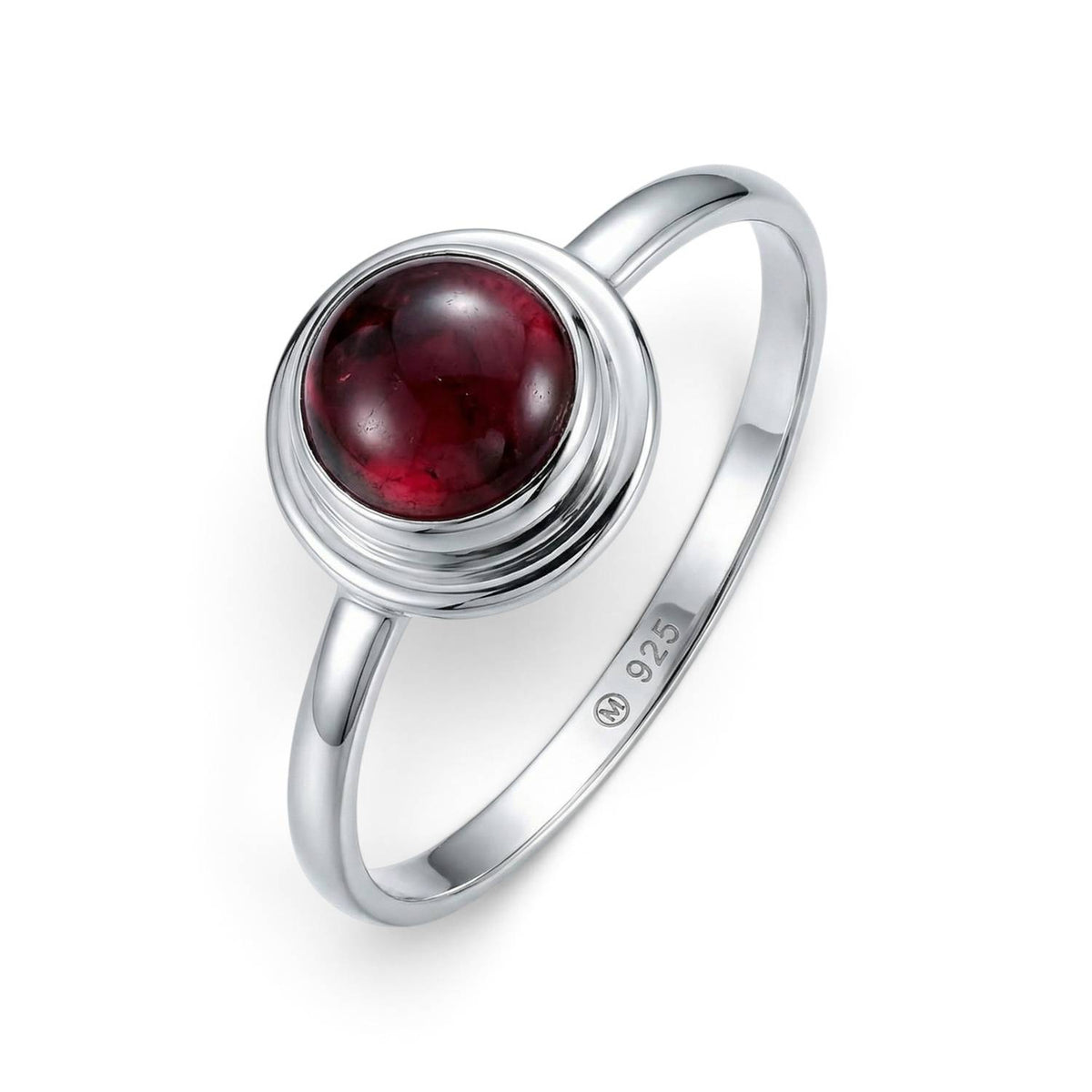 Granatring aus Silber auf weißem Hintergrund
