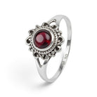 [KI] Granatring aus Silber auf weißem Hintergrund