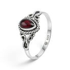 [KI] Granatring aus Silber auf weißem Hintergrund