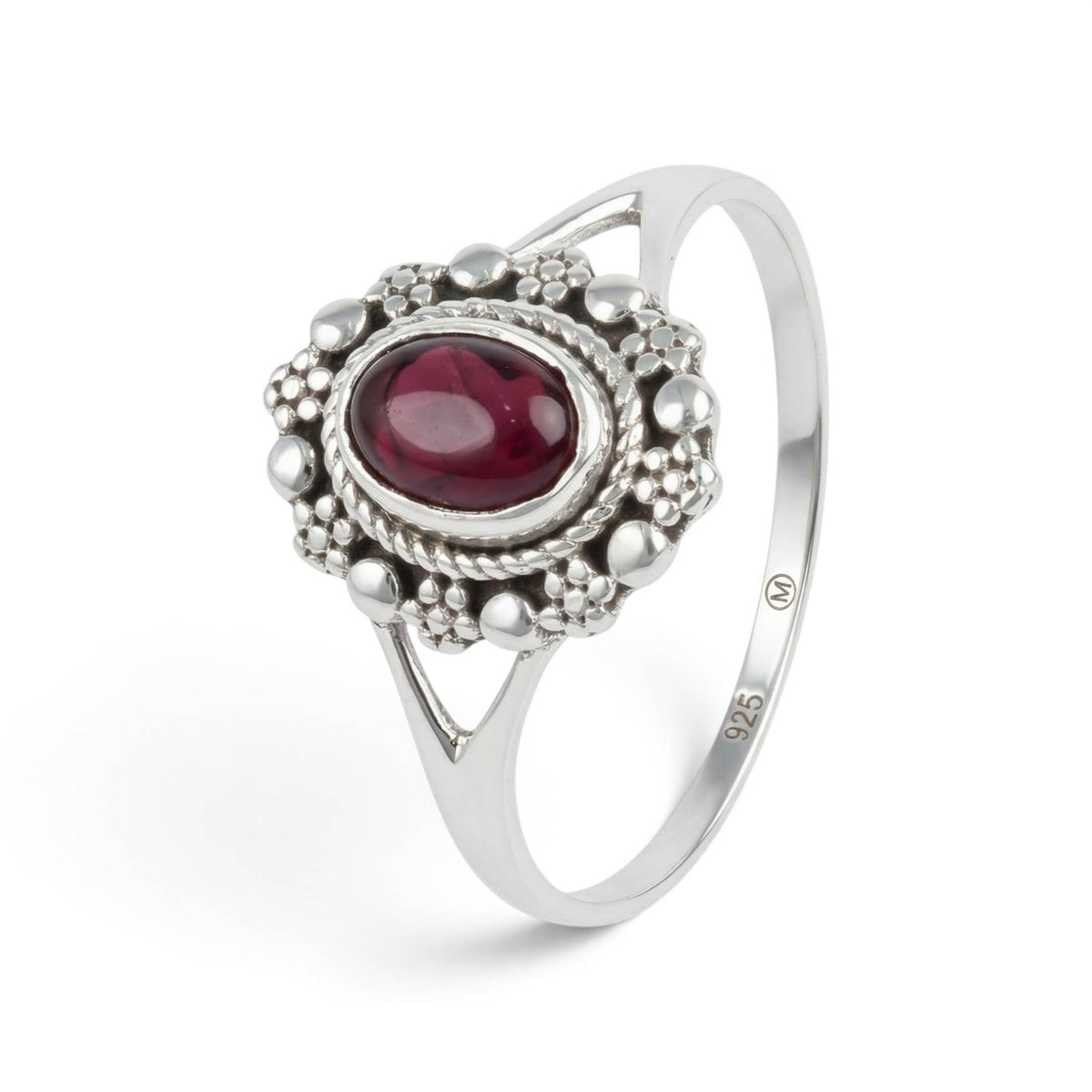 Granatring aus Silber auf weißem Hintergrund