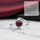 [KI] Granatring aus Silber mit Maßangaben zu Ring und Edelstein