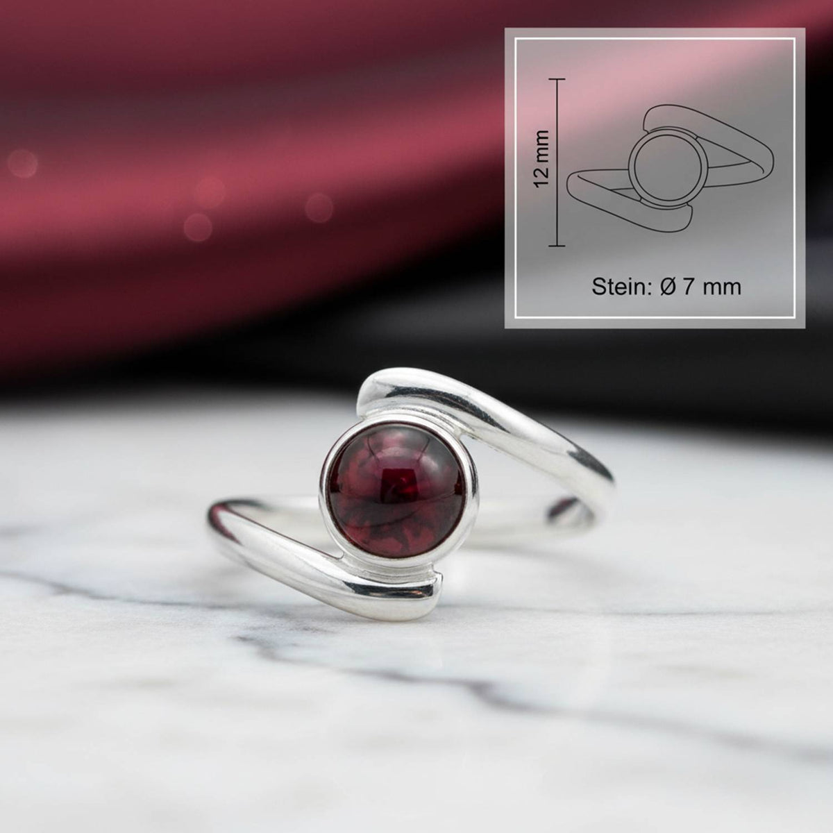 Granatring aus Silber mit Maßangaben zu Ring und Edelstein
