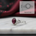 [KI] Granatring aus Silber mit Maßangaben zu Ring und Edelstein