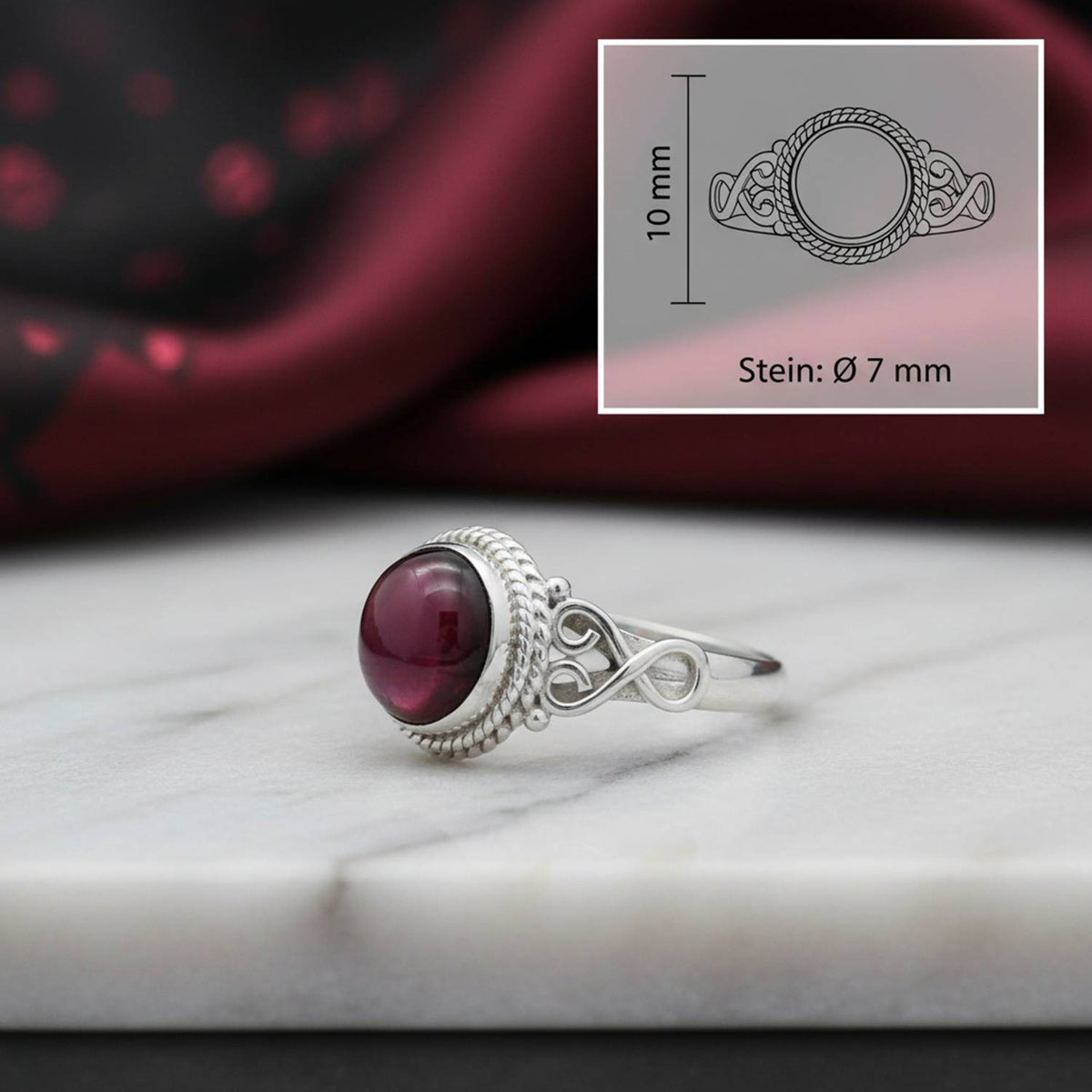 Granatring aus Silber mit Maßangaben zu Ring und Edelstein