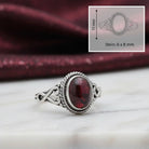 [KI] Granatring aus Silber mit Maßangaben zu Ring und Edelstein