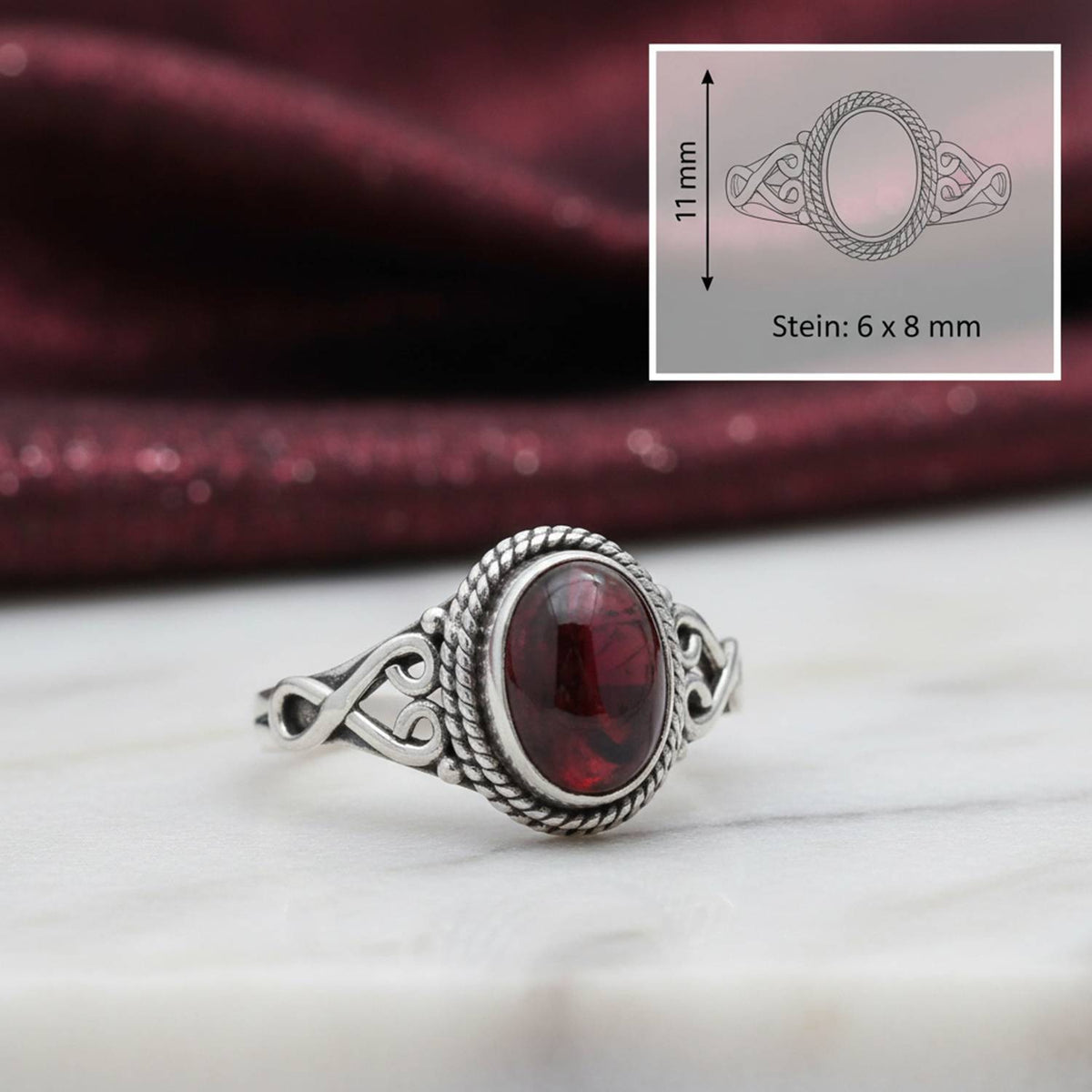 Granatring aus Silber mit Maßangaben zu Ring und Edelstein