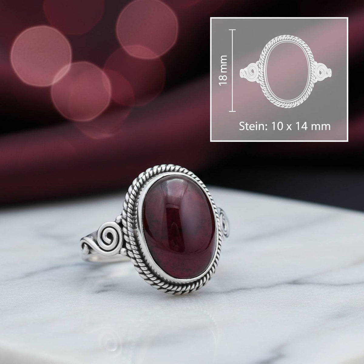 Granatring aus Silber mit Maßangaben zu Ring und Edelstein