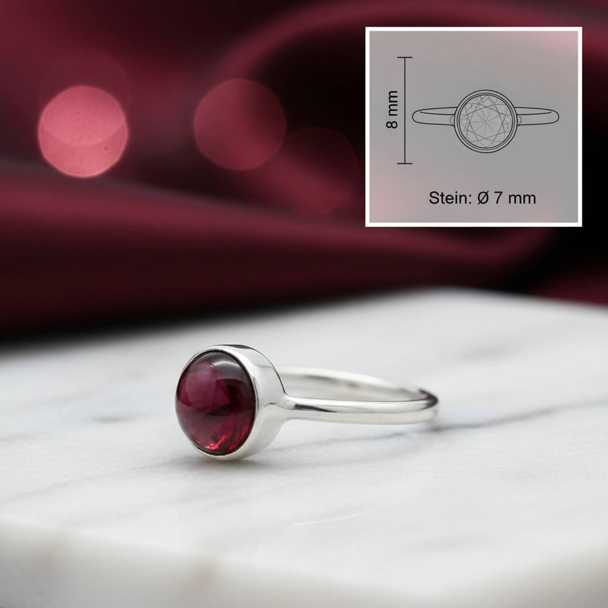 Granatring aus Silber mit Maßangaben zu Ring und Edelstein