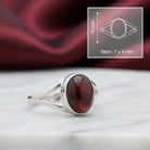 [KI] Granatring aus Silber mit Maßangaben zu Ring und Edelstein