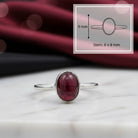 [KI] Granatring aus Silber mit Maßangaben zu Ring und Edelstein