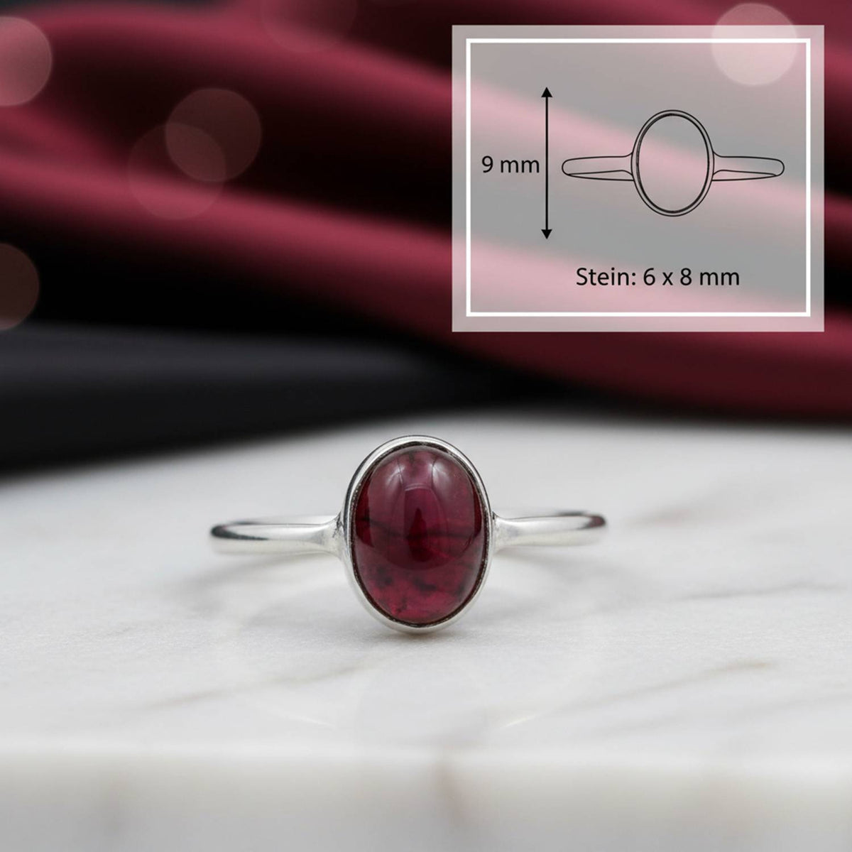 Granatring aus Silber mit Maßangaben zu Ring und Edelstein