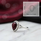 [KI] Granatring aus Silber mit Maßangaben zu Ring und Edelstein