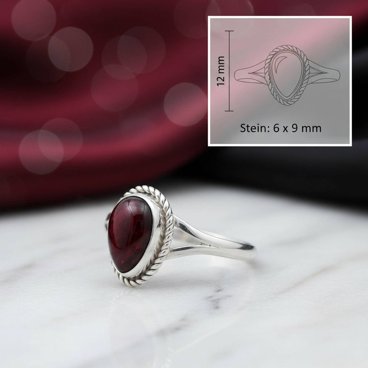 Granatring aus Silber mit Maßangaben zu Ring und Edelstein