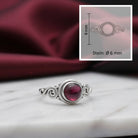 [KI] Granatring aus Silber mit Maßangaben zu Ring und Edelstein