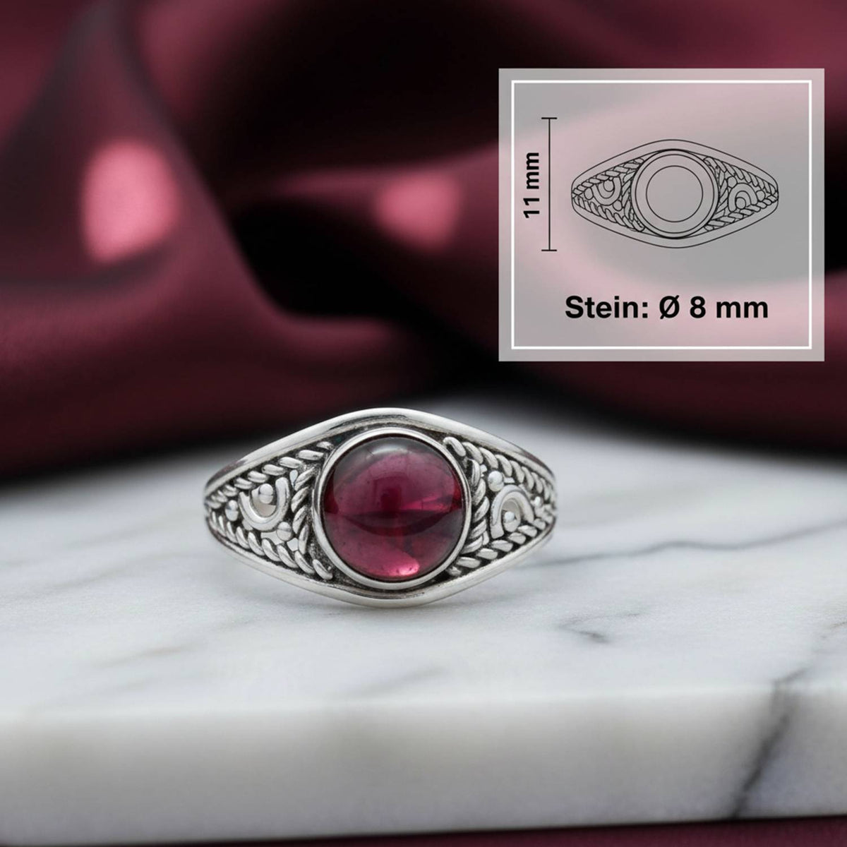 Granatring aus Silber mit Maßangaben zu Ring und Edelstein