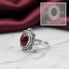 [KI] Granatring aus Silber mit Maßangaben zu Ring und Edelstein